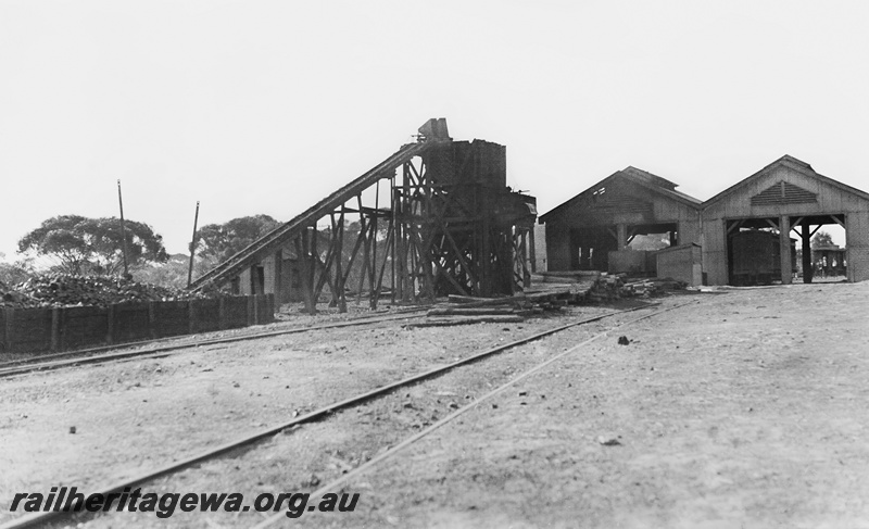 P23439
Midland Railway Co WA engine shed, carriage shed, coal stage, Watheroo, MR line, on inspection tour by CCE, view from track level.
