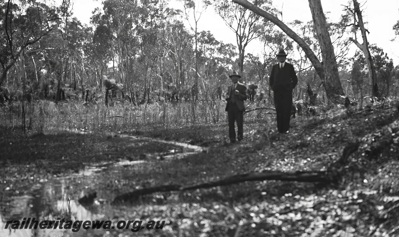 P23471
Water Supply, two officials, Korrelocking, GM line, ground level view
