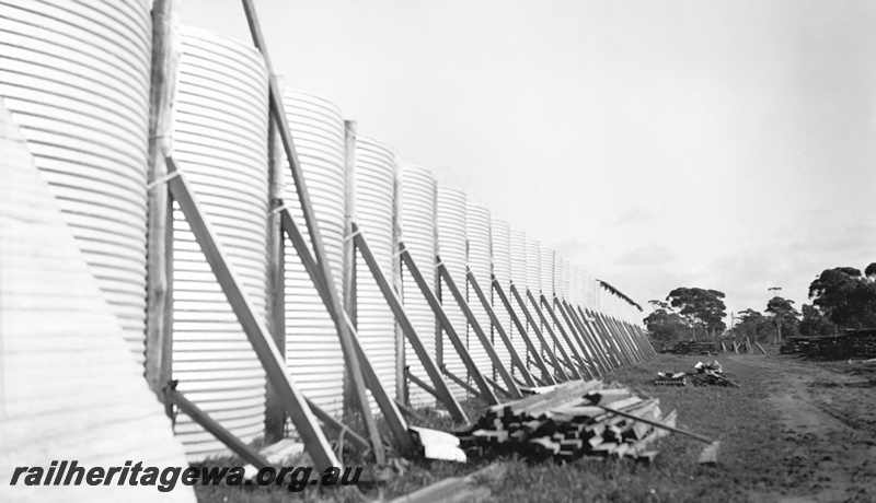 P23472
Wheat bin, supports, Korrelocking GM line, ground level view
