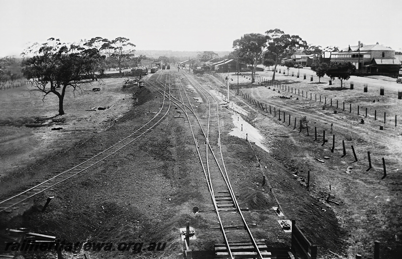 P23475
Station yard, buildings, hotel, sheds, tracks, wagons, signal, view from elevated position lookin east, Goomalling, EM line
