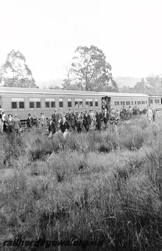 P23478
Ambulance Competition special train, passengers, carriages, bush setting, Sawyers Valley, ER line, trackside view
