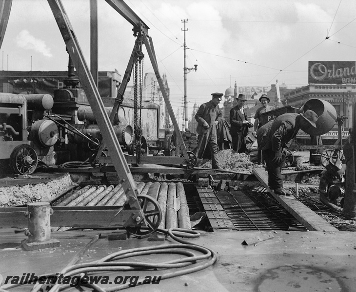 P23482
Construction work, workers, sightseers, Barrack St bridge, Perth station, ER line, view from bridge
