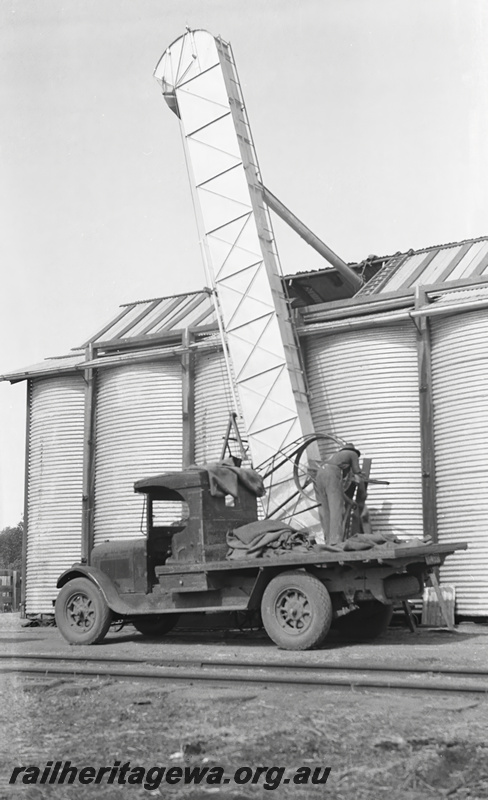 P23486
Wheat silo, grain elevator,  worker, ground level view
