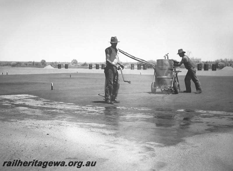 P23492
Tarring the runoff, workers, equipment, Perenjori Water Supply EM line, developed 19390222
