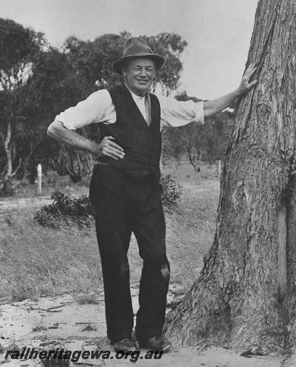 P23503
Photo of Mr E Walton and tree
