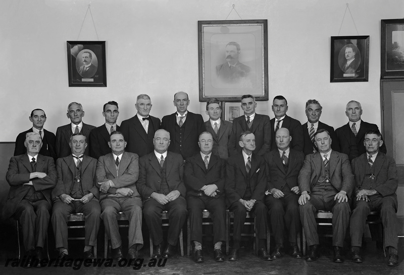 P23504
Group photo of staff, DTS' Conference, Railway Institute, Perth, ER line
