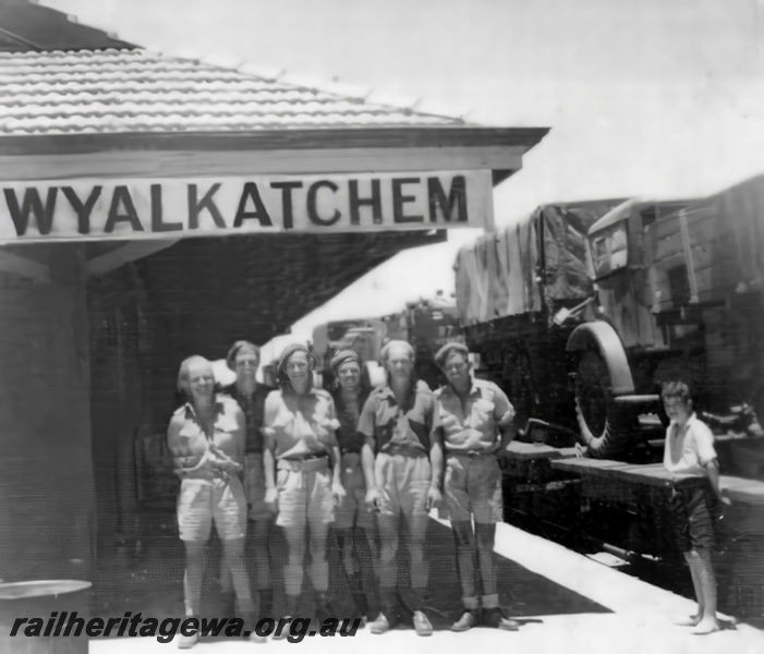 P23536
Wyalkatchem - 1st Australian Armoured Brigade at a stop showing station and part of train. GM line.
