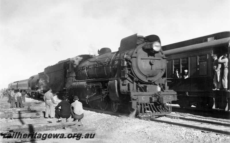 P23541
Commonwealth Railways Class 62 hauling a troop train .
