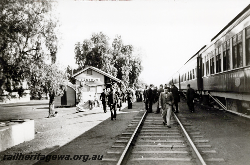 P23543
RAAF troops pass through Zanthus. Station building in photo. 
