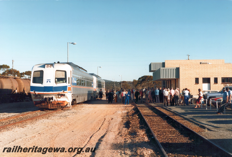 P23547
Norseman - Prospector Railcars  with passengers enjoying refreshments. Station building in photo. CE line.
