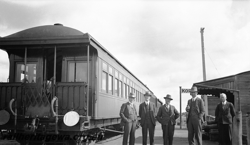 P23560
AM class 313, station shelter shed, part view of the nameboard, railway officials, Korrelocking, GM line, Commissioner's inspection train.
