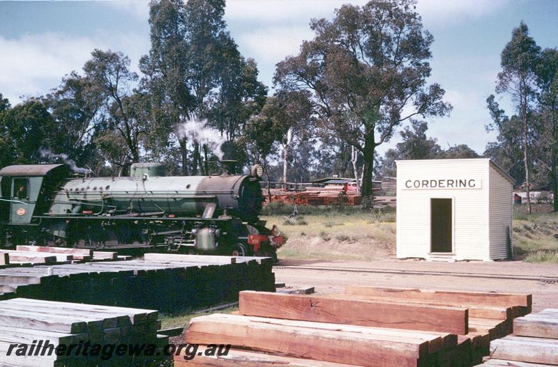 P23562
W class 936 arrives at Cordering from Wagin. Station building and sign in the photo. Timber mill in background supplying sleepers. WB line.
