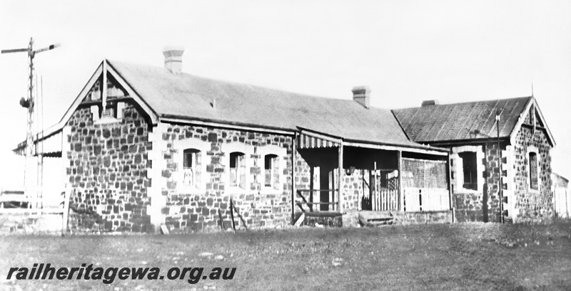 P23589
Station building, signal, Dongara, MR line, ground level view
