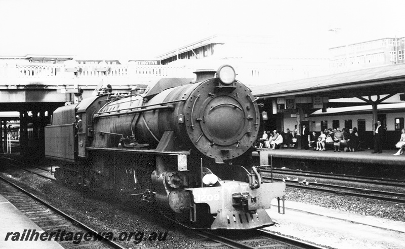 P23591
V class 1209, platforms, passengers, canopy, overhead bridge, Perth station, ER line, side and front view
