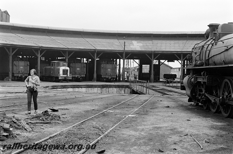 P23887
Roundhouse, V class 1222, Z class 1153, V class 1223, V class 1221, PMR class 722, turntable, photographer, Bunbury, SWR line, side and rear views from trackside
