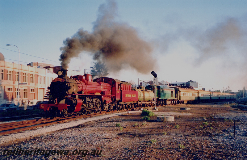 P23919
PM class 702 in the HVR red livery with C class 1702, HVR Wizard's Express, Fremantle, ER line view along the train
