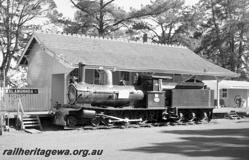 P23953
G class 118, station building, platform and sign, Kalamunda History Village, front and side view 
