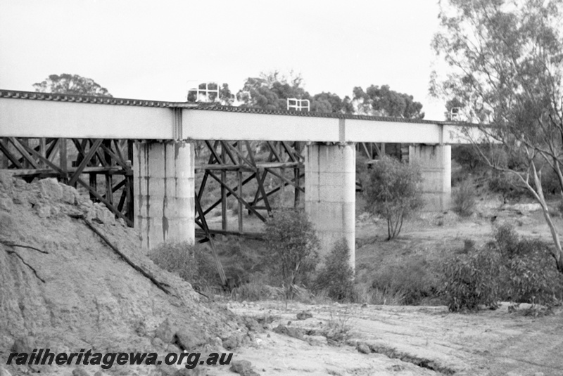 P23957
Concrete and steel bridge, wooden trestle bridge in background, river bed, Moore River, Mogumber, MR line, view from river bank
