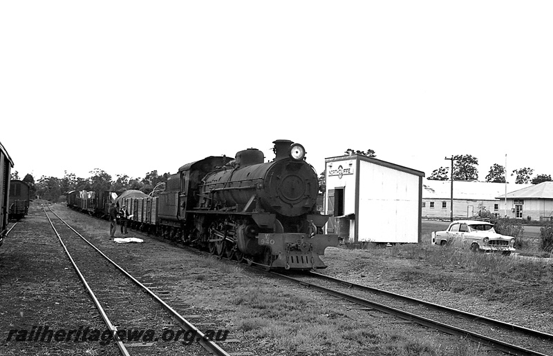 P24233
W class 940, on goods train, railway employees, station shed, nearby buildings, tracks, van, motor car, Northcliffe, PP line, side and front view

