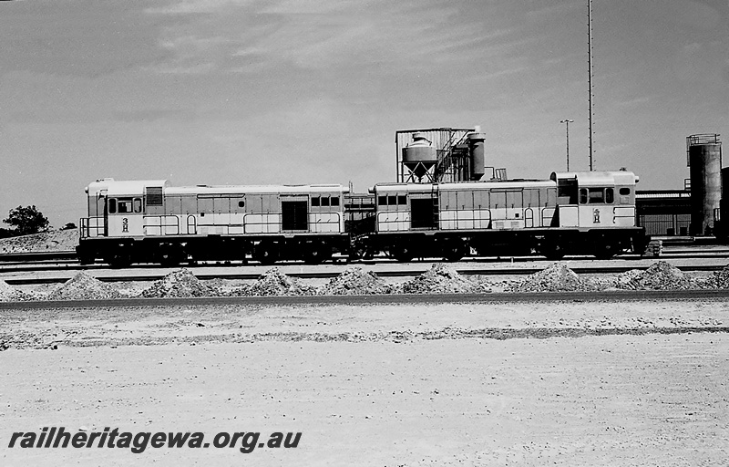 P24251
H class 3 and H class 4, oil tanks, locomotive depot, Forrestfield, side view from ground level
