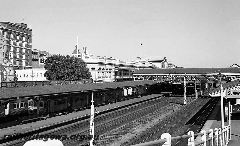 P24265
Perth city station, suburban DMU, platforms, canopies, pedestrian ramp, city buildings in background, elevated view from overhead bridge
