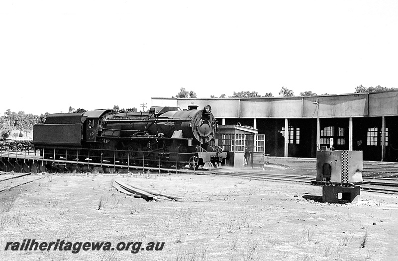 P24276
V class 1204, on turntable, operator's hut, roundhouse, tracks, loco depot, Collie, BN line, side and front view
