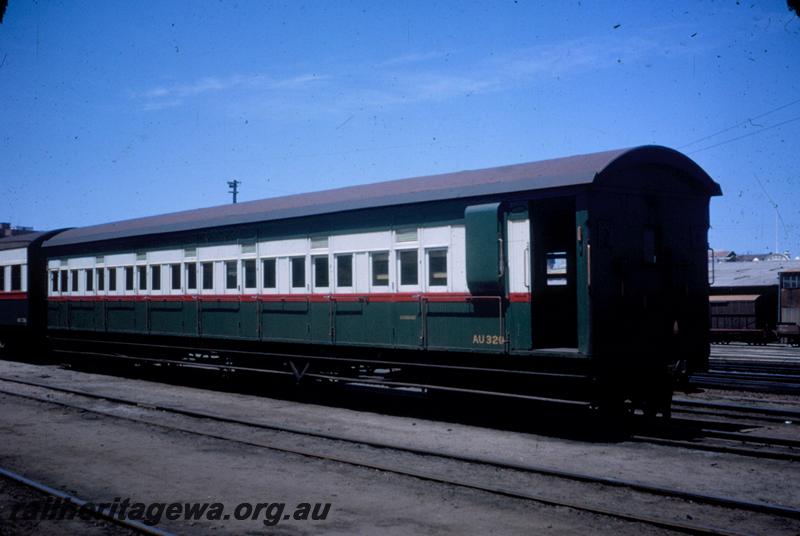 T00058
AU class 320 suburban passenger carriage with brake compartment, in the Green and white livery with red stripe
