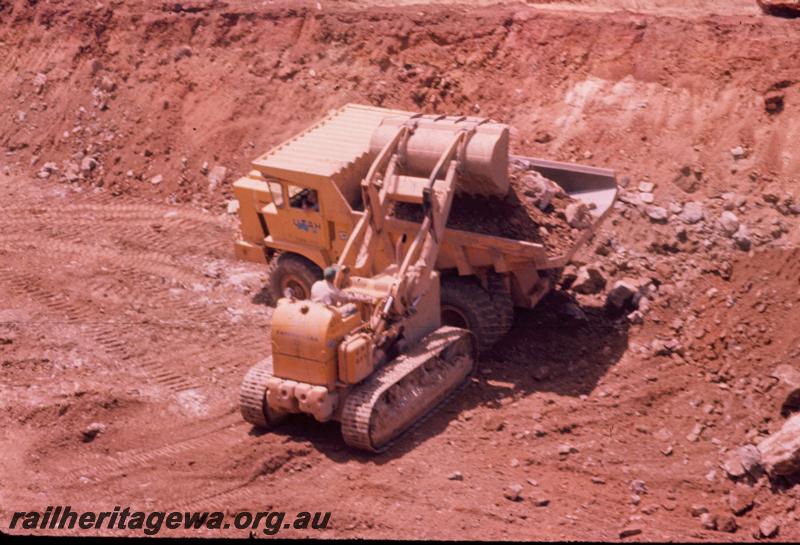 T00319
Standard Gauge construction, Avon Valley line, Dump truck being loaded at cutting west of Jumpering
