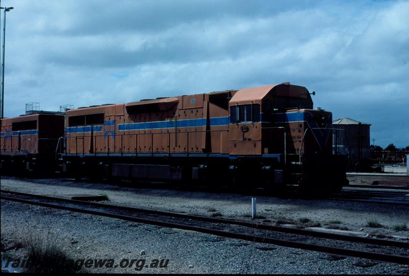 T01021
L class 259, orange livery, side and front view.

