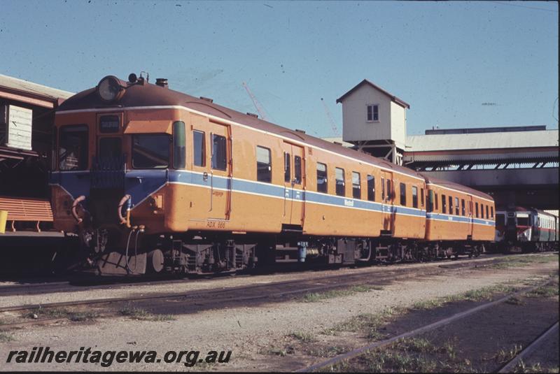 T01478
ADX class 666, railcar set, Perth Station, orange livery
