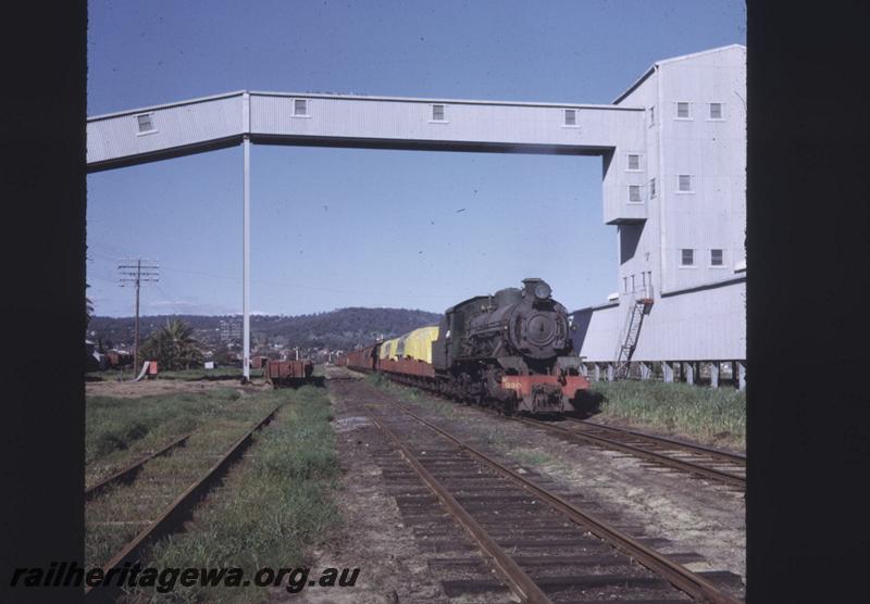 T01995
W class 930, wheat silos, Midland, on No.24 Goods train

