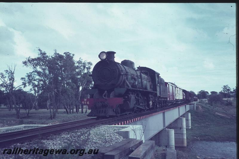 T02369
W class 914, steel girder bridge, goods train
