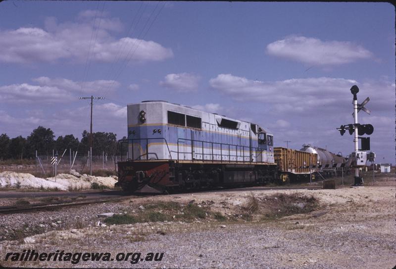 T02698
L class 262, original livery, Forrestfield, freight train, long hood end leading
