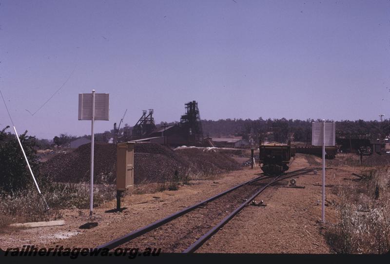 T02843
Iron ore container wagons, Wundowie Iron works, wagons being shunted
