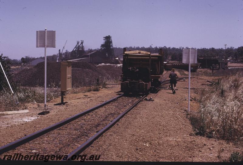T02844
Iron ore container wagons, telephone box, Wundowie Iron works, wagons being shunted
