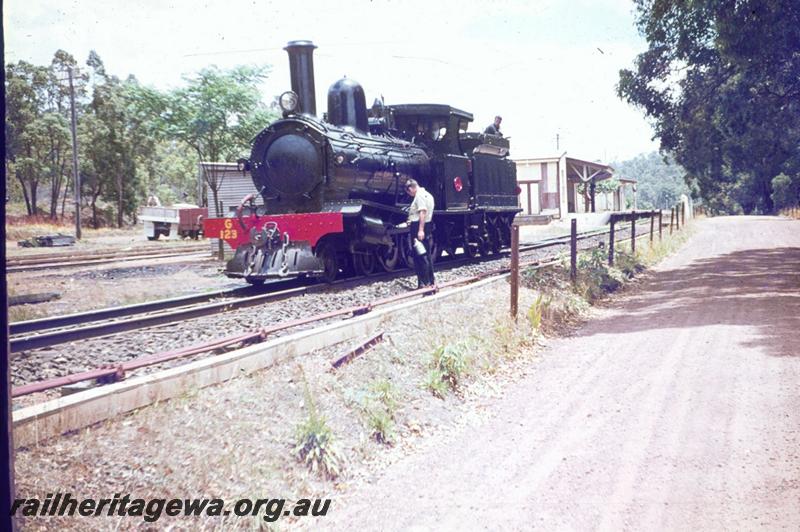 T02917
G class 123, station buildings, crew member oiling the loco, Parkerville, ER line, light engine trial to Chidlow after a general overhaul
