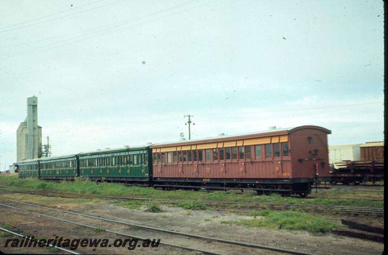 T02928
ACM class 33 carriage with other carriages in the 