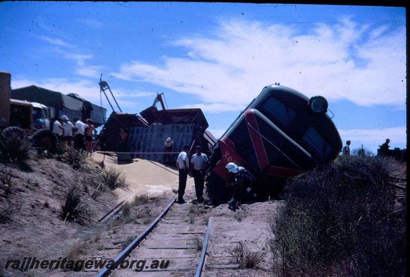 T02962
One of ten photos of a derailment at Dongara, MR line, XB class 1018 
