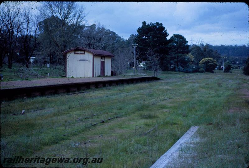 T03664
Station building (shed), platform, Glen Forrest, M line, trackside view looking east. In poor condition
