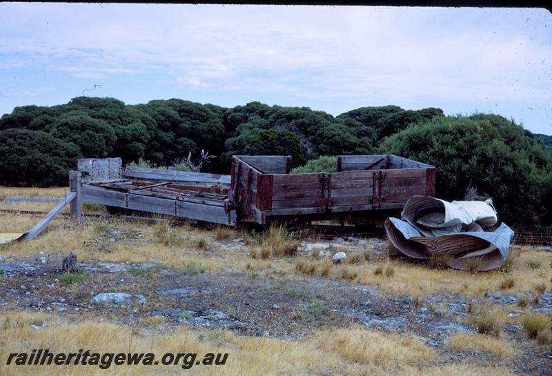 T03847
H class 950, G class 446 wagons, derelict, on the Rottnest Island railway
