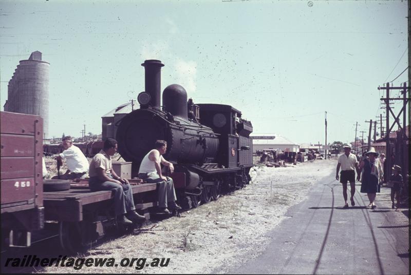 T04215
G class, workers riding on the NS class shunters float, Bunbury wharf, loco shunting the wharf.
