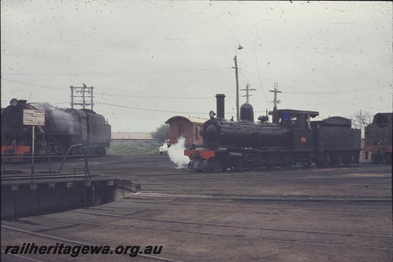 T04284
G class 123, V class around the turntable, Bunbury loco depot, front and side view
