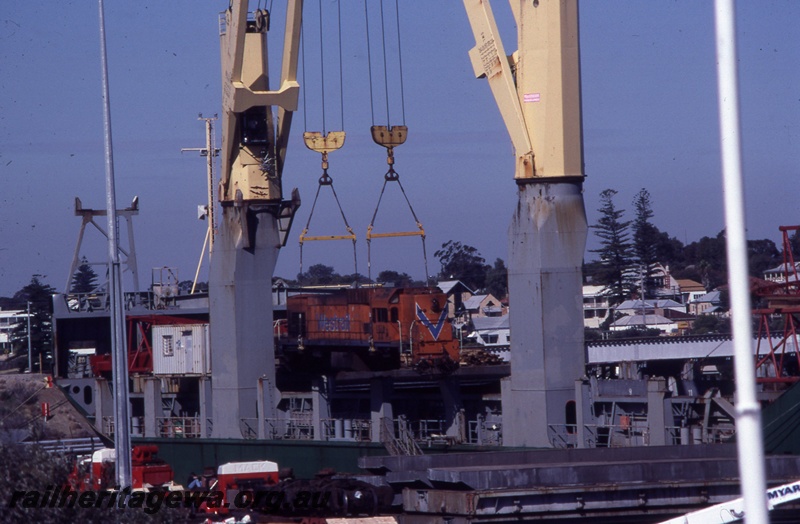 T04345
AA class 1518 diesel locomotive in Westrail orange livery, being loaded aboard ship for NZ, Fremantle wharf.
