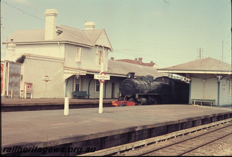 T04531
A PMR class steam locomotive passing through Claremont enroute to Perth. The double story building was the Station Master's residence.
