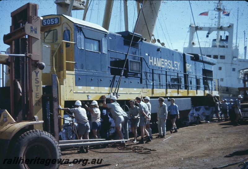 T04777
Hamersley Iron (HI) GE36-7 class 5059 (Goninan-GE) being lifted onto wharf from vessel MV Iron Baron at Dampier.
