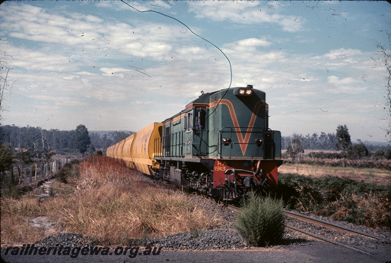T04957
RA class 1913, on wood chip train, road crossing, near Kirup, PP line
