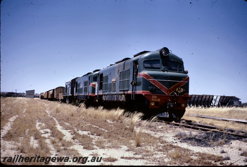 T04964
XB class 1008, X class loco, hauling dead R class loco and No 20 goods train, trackside shed, Nukarni, GM line
