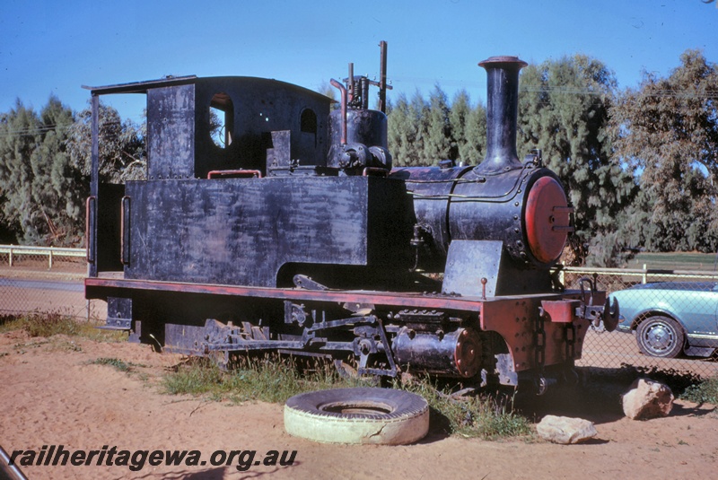 T05079
PWD steam tank loco, with red smokebox door, roadside, Carnarvon, side and front view
