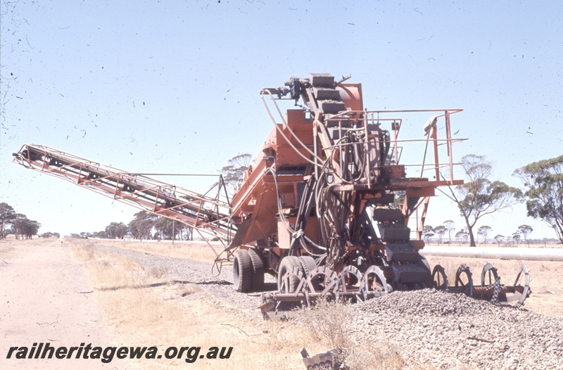 T05323
Ballast recovery machine, operating on the old narrow gauge line, Hines Hill, EGR line, view from ground level
