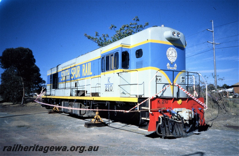 T05423
South Spur Rail K class 210, West Kalgoorlie shed, EGR line, side and front view
